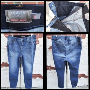 18R TORRID bombshell skinny blue jean 18  ( 25x28 )